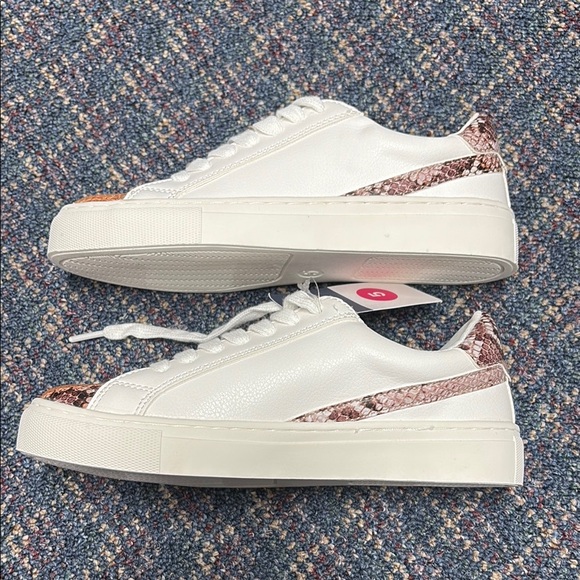 NWT Universal Thread White and Orange Sneakers with Fashionable Accents size 5 - Picture 7 of 16